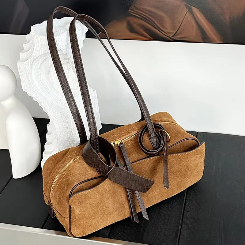 Sac cabas cuir velours femme marron, vue de trois quarts sur une table