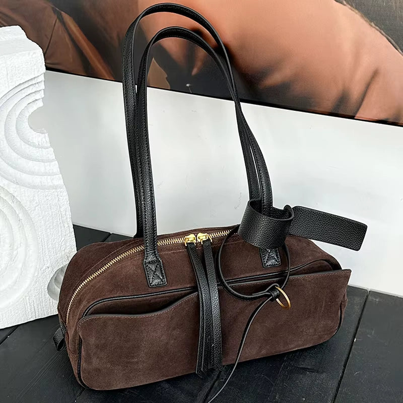 Sac cabas cuir velours femme café, vue de face sur une table
