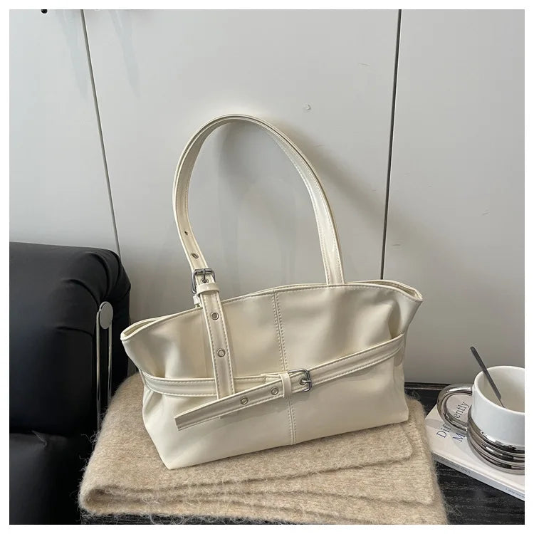 sac blanc posé sur meuble