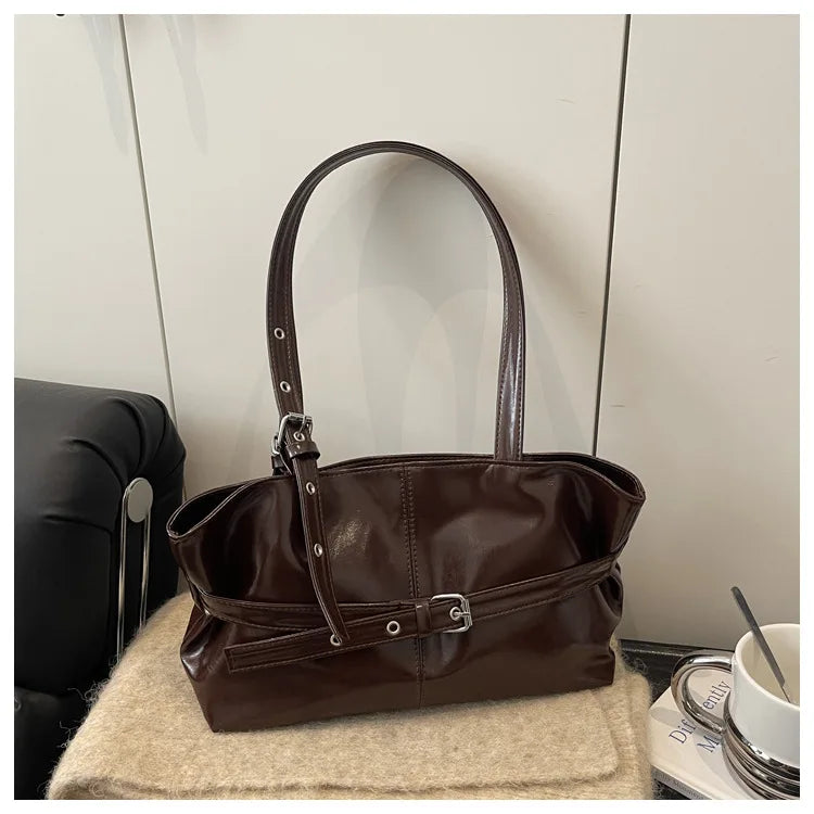 sac marron posé sur meuble