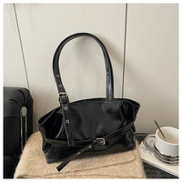 sac noir posé sur meuble