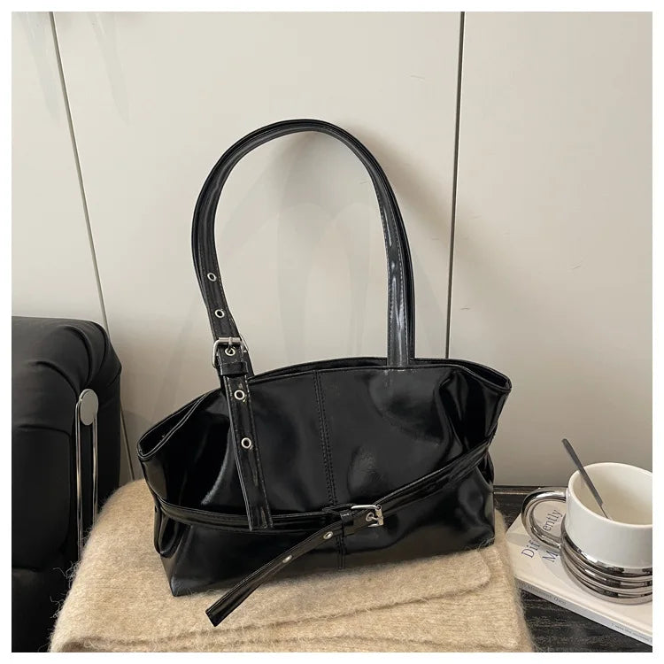 sac noir posé sur meuble