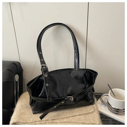 sac noir posé sur meuble