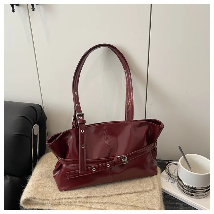 sac rouge posé sur meuble