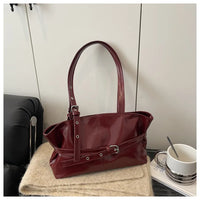 sac rouge posé sur meuble