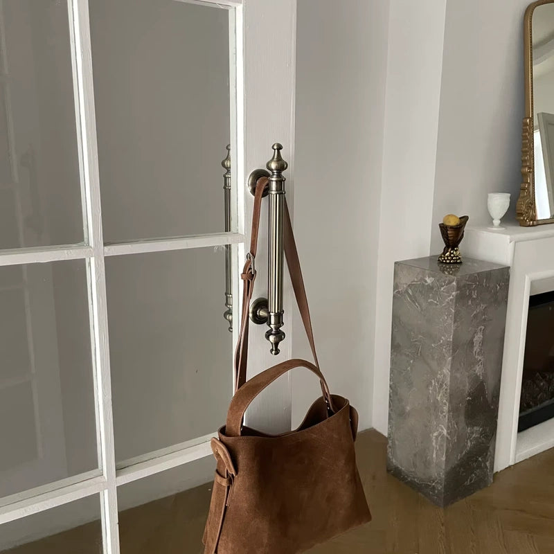 Sac cabas daim compact femme marron suspendu à une porte