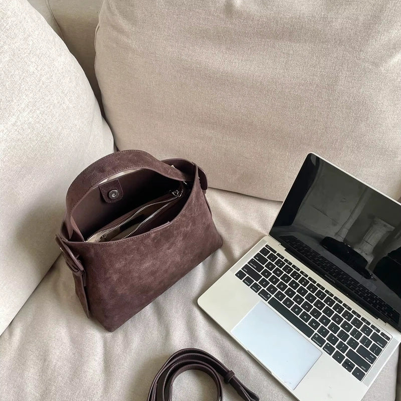 Sac cabas daim compact femme café ouvert près d’un ordinateur