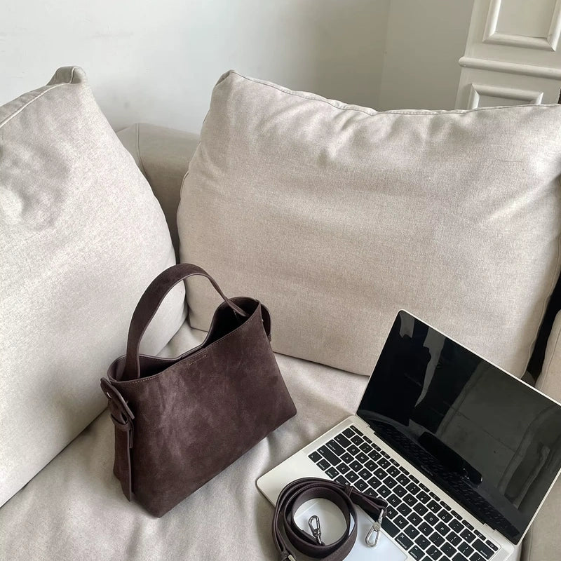 Sac cabas daim compact femme café posé sur un canapé