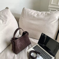 Sac cabas daim compact femme café posé sur un canapé