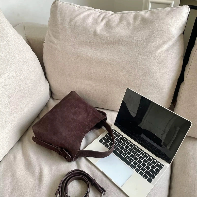 Sac cabas daim compact femme café vu de côté près d’un ordinateur