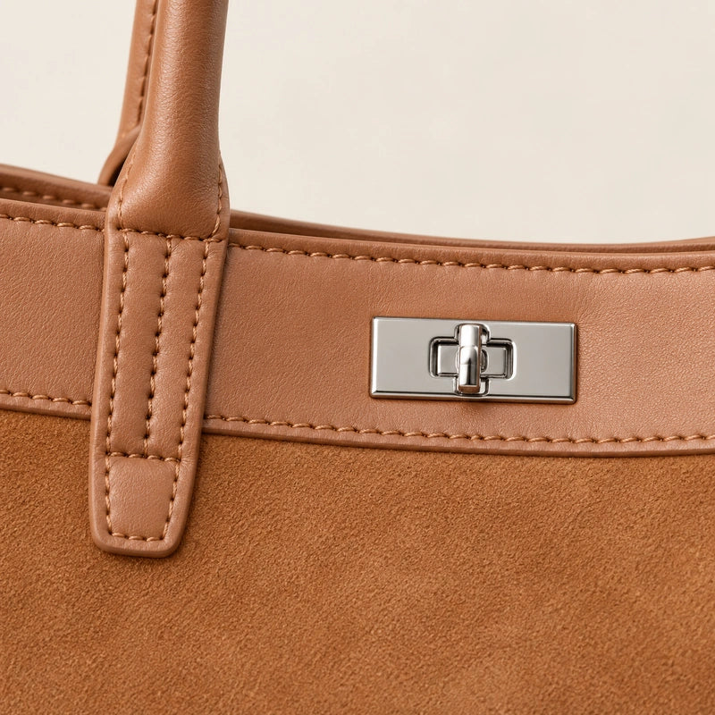 Sac cabas daim porté épaule femme bronze, détail du fermoir