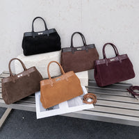 Sacs cabas daim porté épaule femme, cinq coloris présentés ensemble