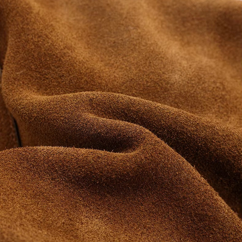 Sac cabas daim porté épaule femme marron, détail de la texture du daim