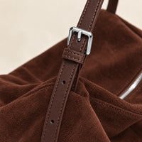 Sac cabas daim souple femme café, détail de la boucle
