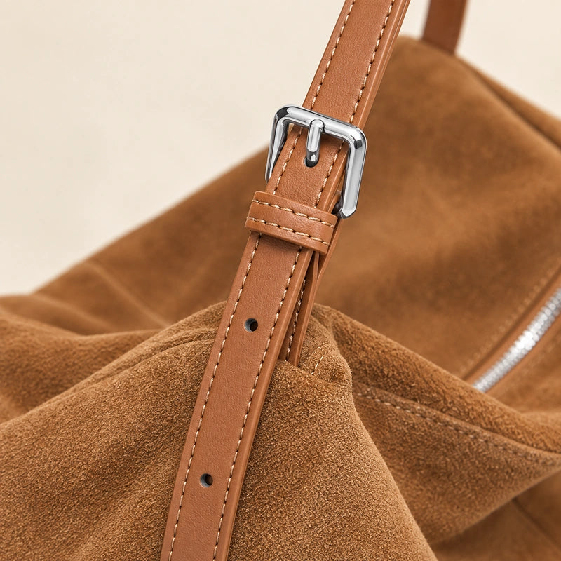 Sac cabas daim souple femme marron, détail de la boucle