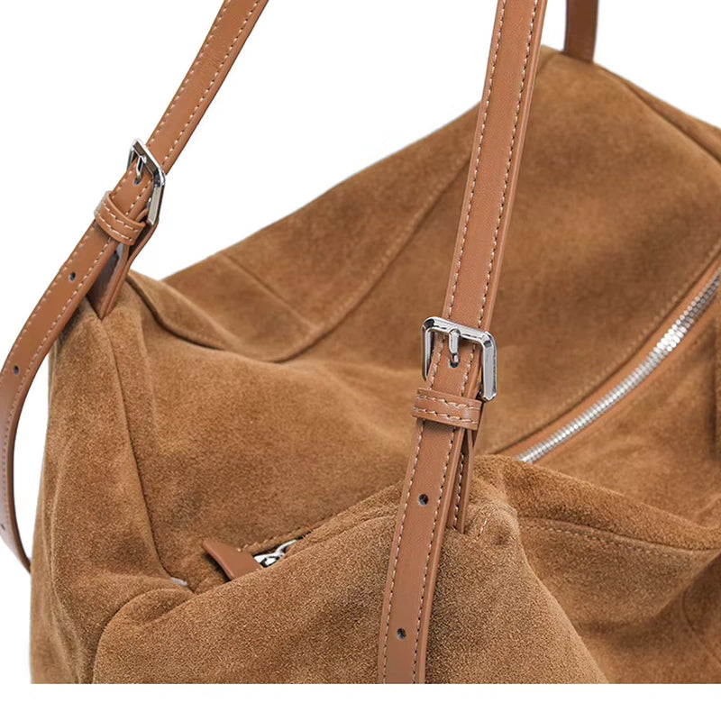 Sac cabas daim souple femme marron, détail des anses et des boucles