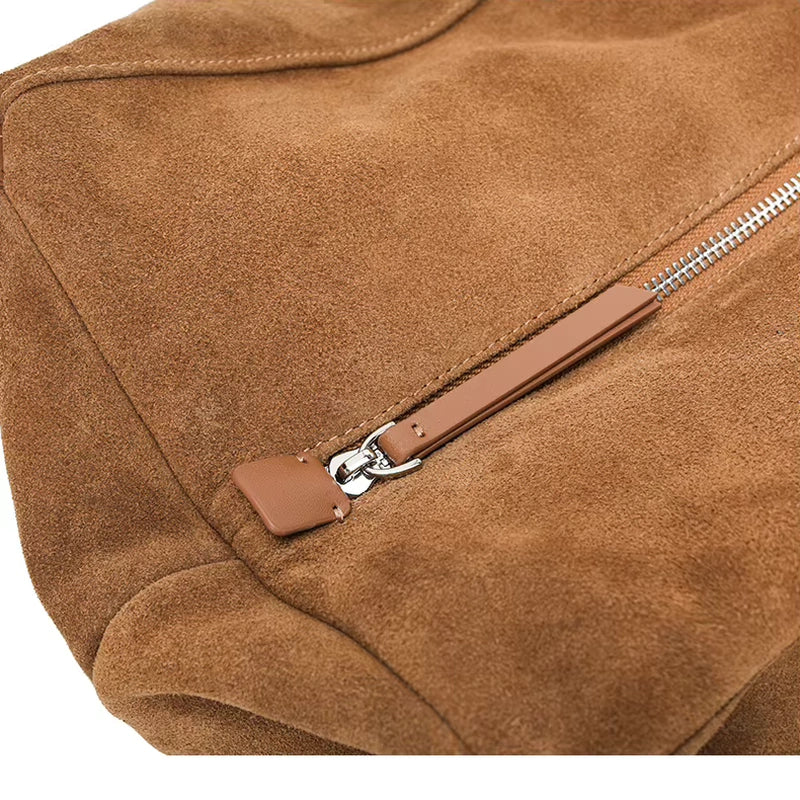 Sac cabas daim souple femme marron, détail de la poche zippée
