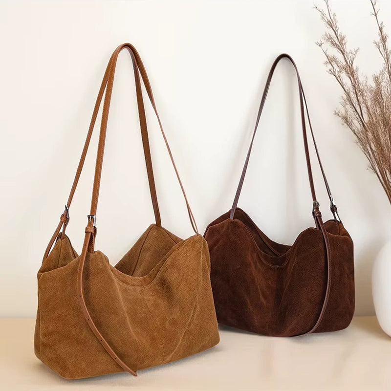 Sacs cabas daim souple femme marron et café posés côte à côte