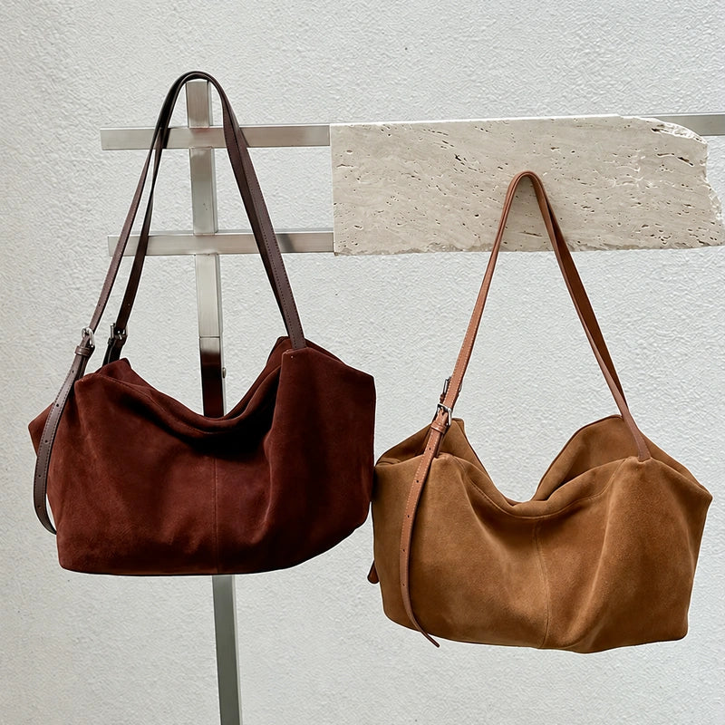Sacs cabas daim souple femme marron et café suspendus