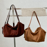 Sacs cabas daim souple femme marron et café suspendus