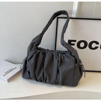 Sac cabas effet drape gris — posé sur meuble en situation