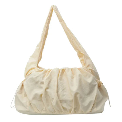 sac jaune sur fond blanc