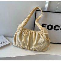 Sac cabas effet drape jaune — posé sur meuble en situation