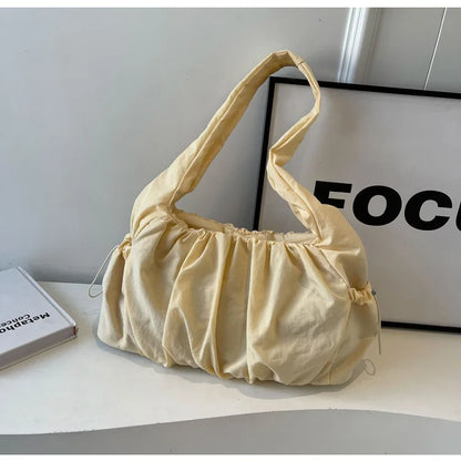 sac jaune posé sur meuble