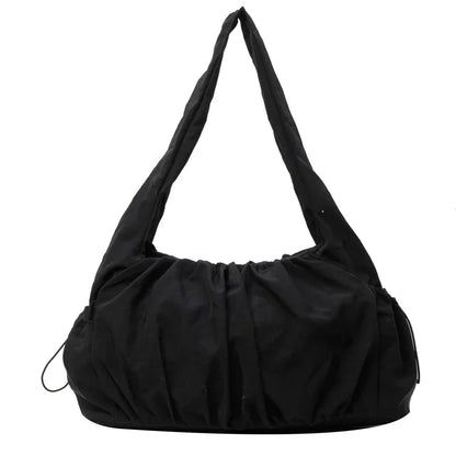 sac noir sur fond blanc