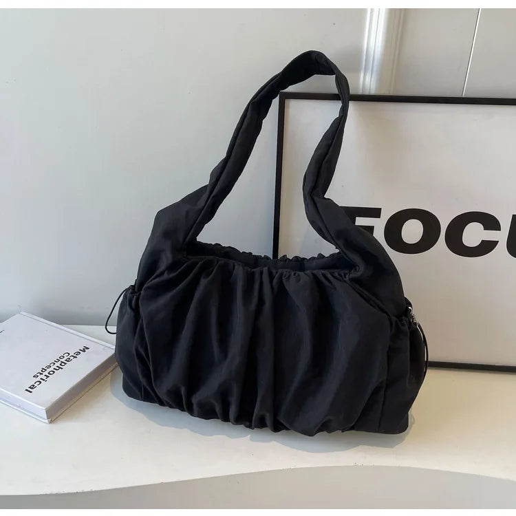 Sac cabas effet drape noir — posé sur meuble en situation