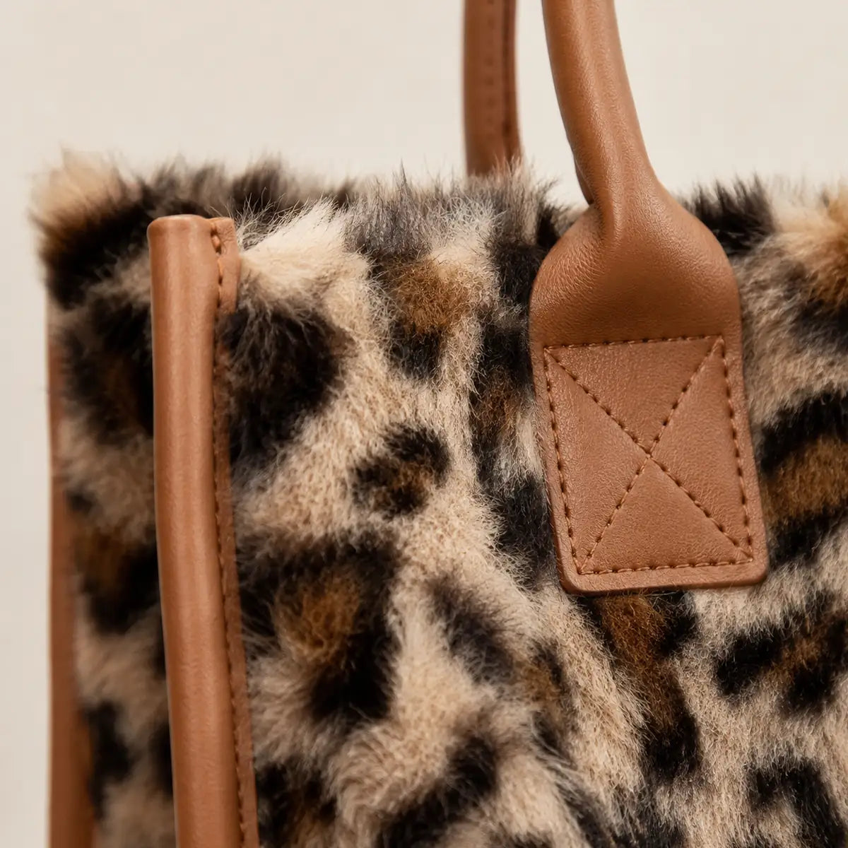 Sac cabas imprimé léopard anse simple - détail macro du motif léopard