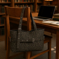 Sac cabas imprimé léopard léger en ambiance bibliothèque