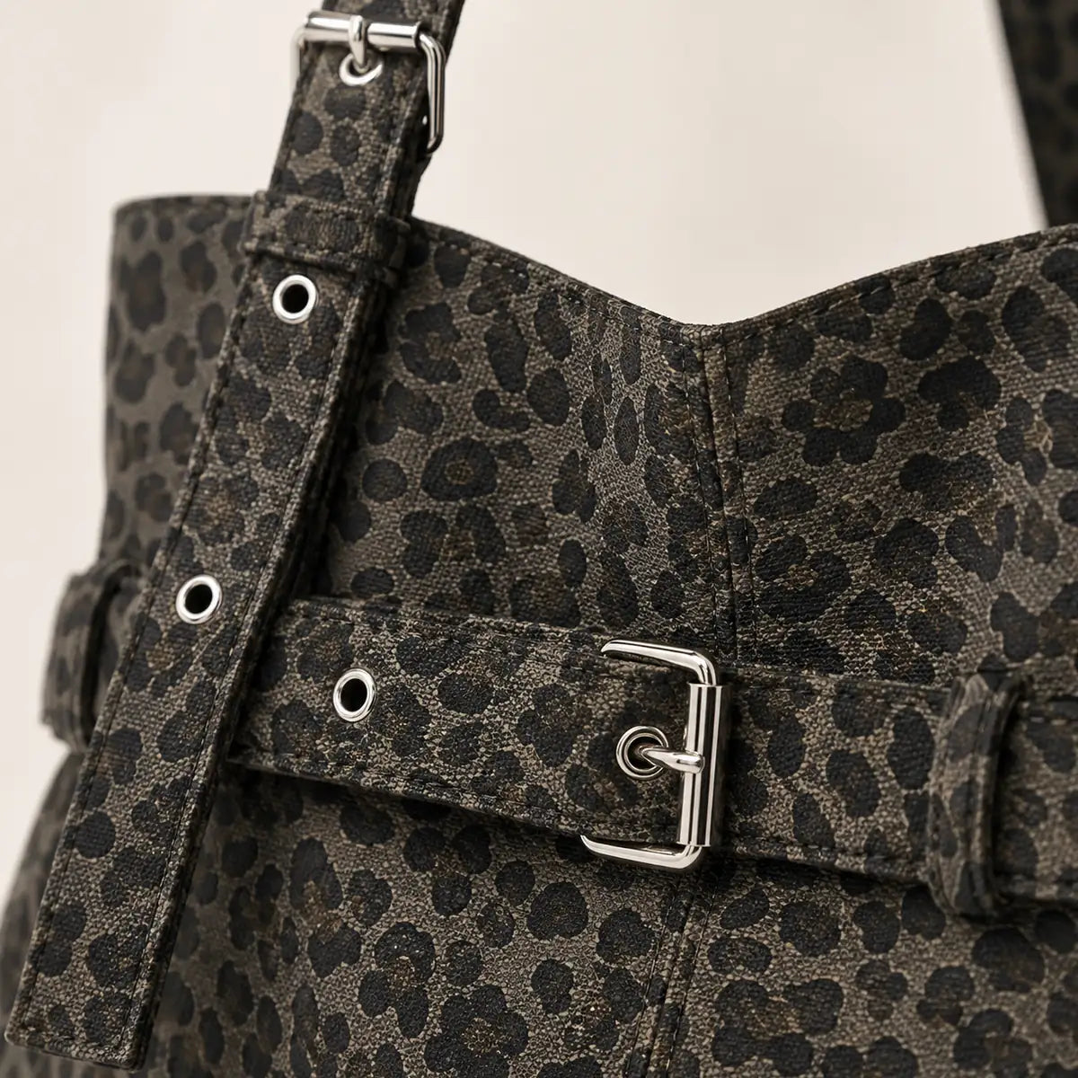 Détail du sac cabas imprimé léopard léger
