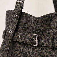 Détail du sac cabas imprimé léopard léger