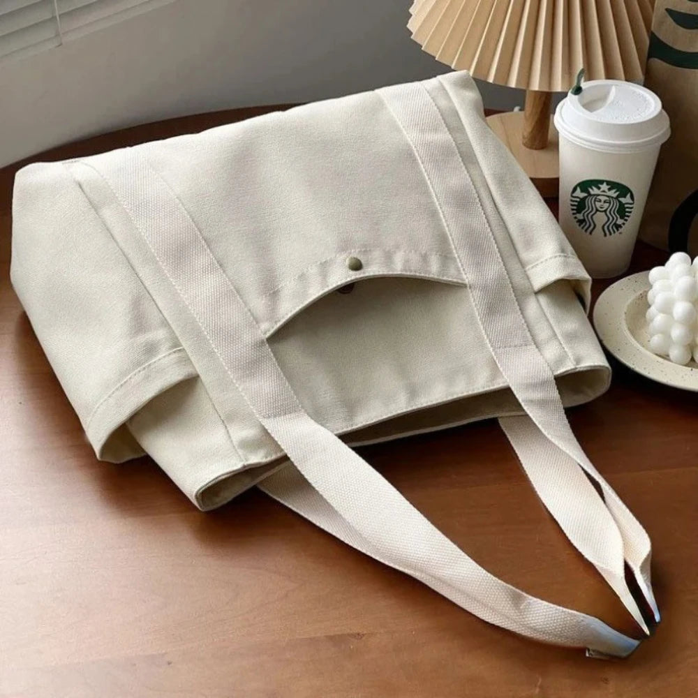 Sac cabas large en toile blanc — posé sur meuble
