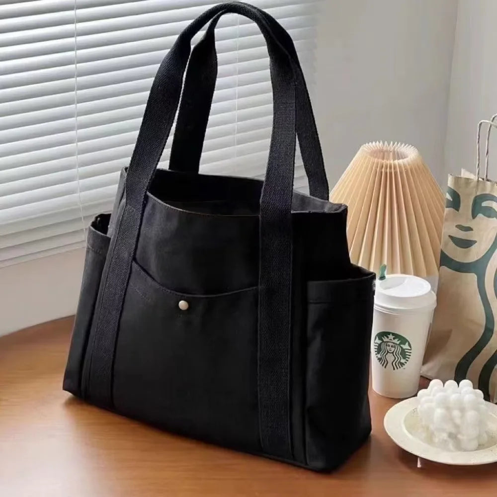 Sac cabas large en toile noir — posé sur meuble