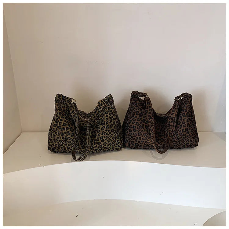 Sac cabas léopard — tous les coloris posés sur meuble