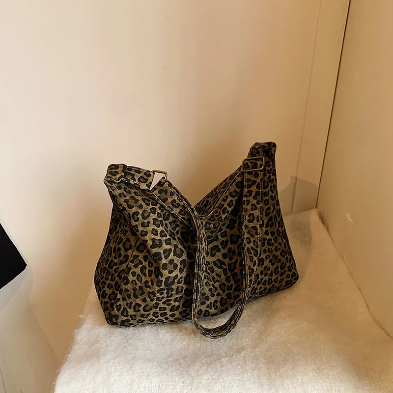 Sac cabas léopard kaki — posé sur meuble en situation