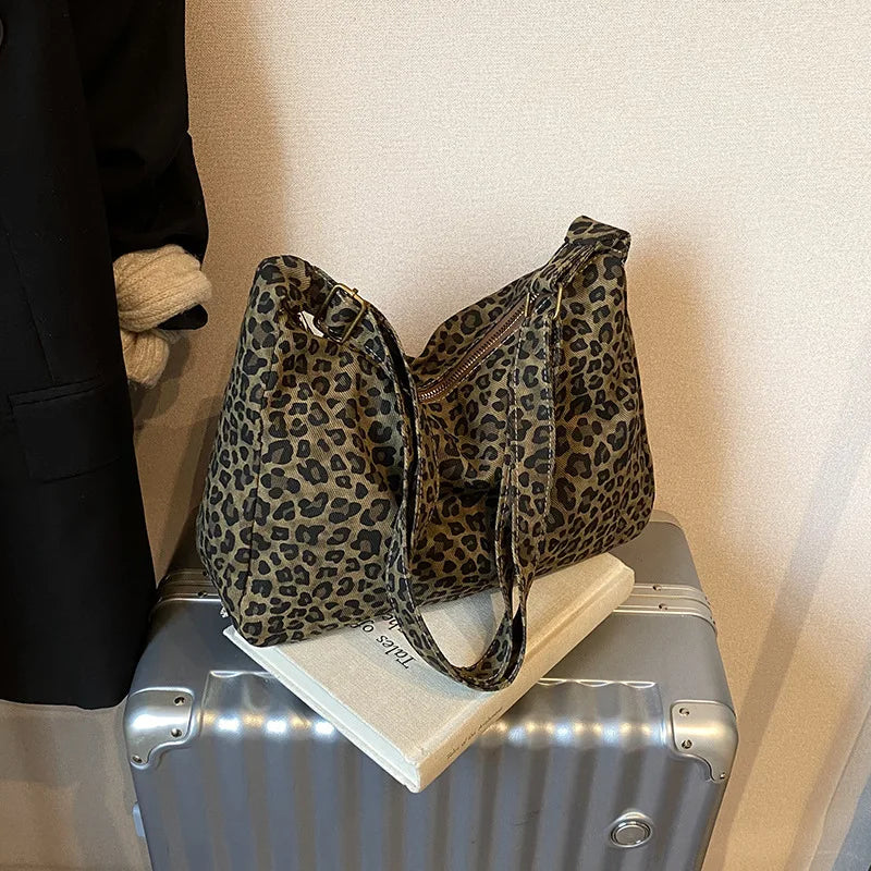 Sac cabas léopard kaki — vue de profil sur meuble