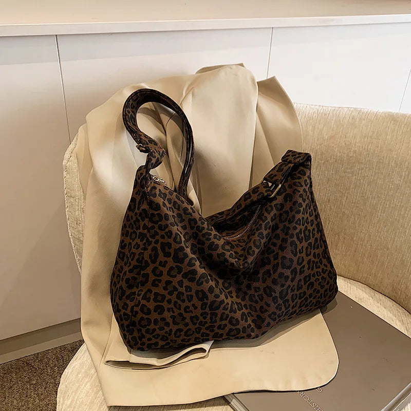 Sac cabas léopard marron — posé sur chaise