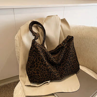 Sac cabas léopard marron — posé sur chaise