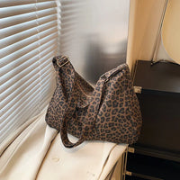 Sac cabas léopard marron — vue d’ensemble sur meuble