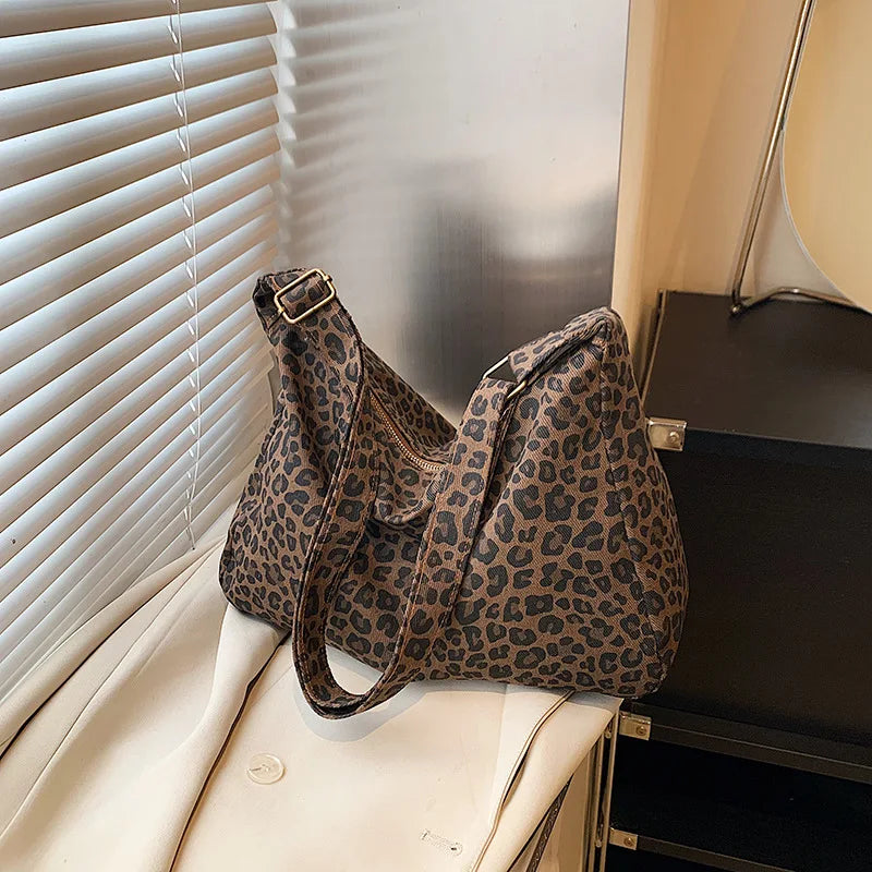 Sac cabas léopard marron — vue d’ensemble sur meuble