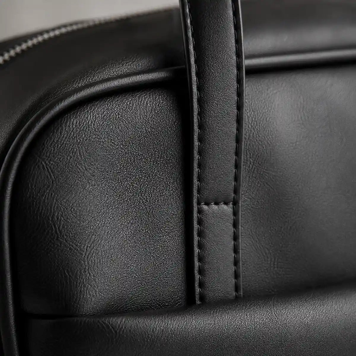 zoom sur la anse et fermeture du sac cabas minimaliste