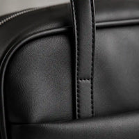 zoom sur la anse et fermeture du sac cabas minimaliste