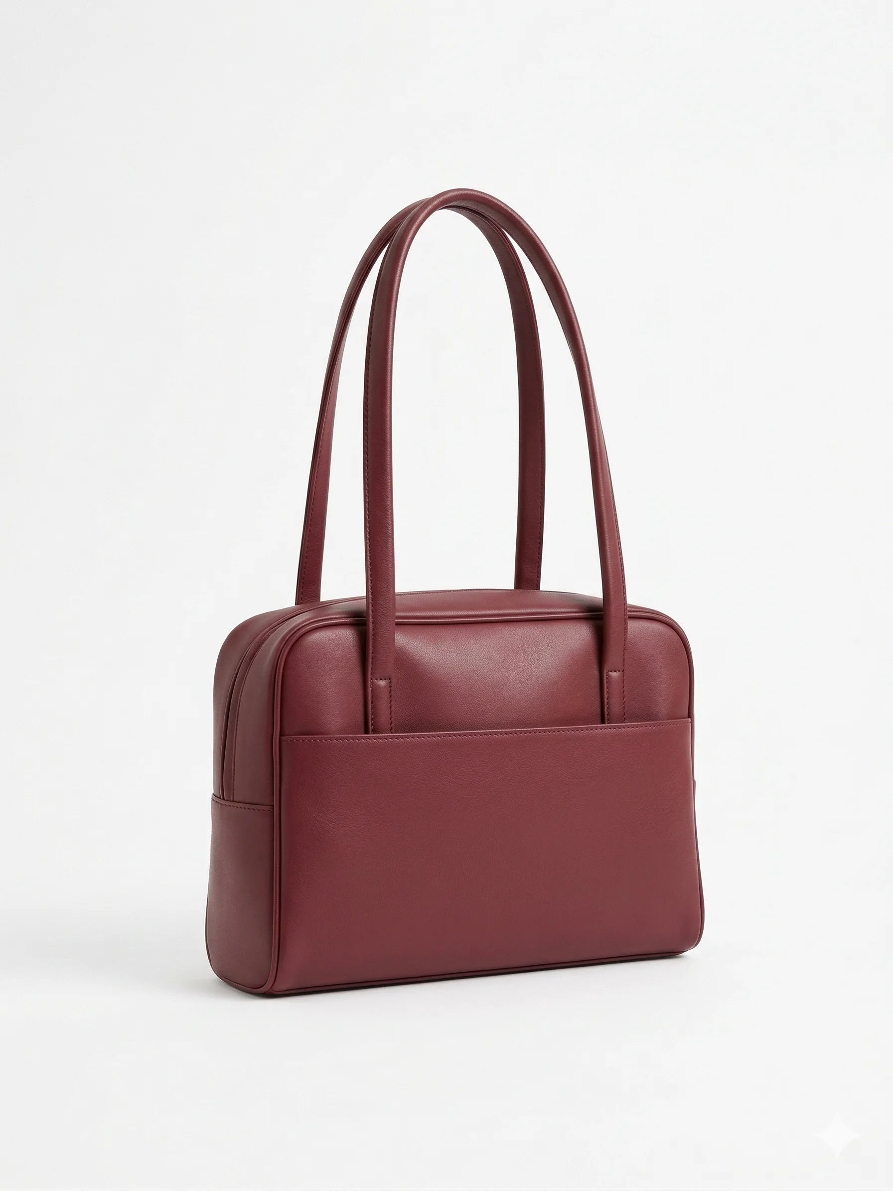 sac rouge sur fond blanc