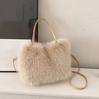 Sac cabas moumoute kaki — posé sur meuble
