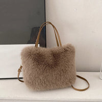 Sac cabas moumoute marron — posé sur meuble