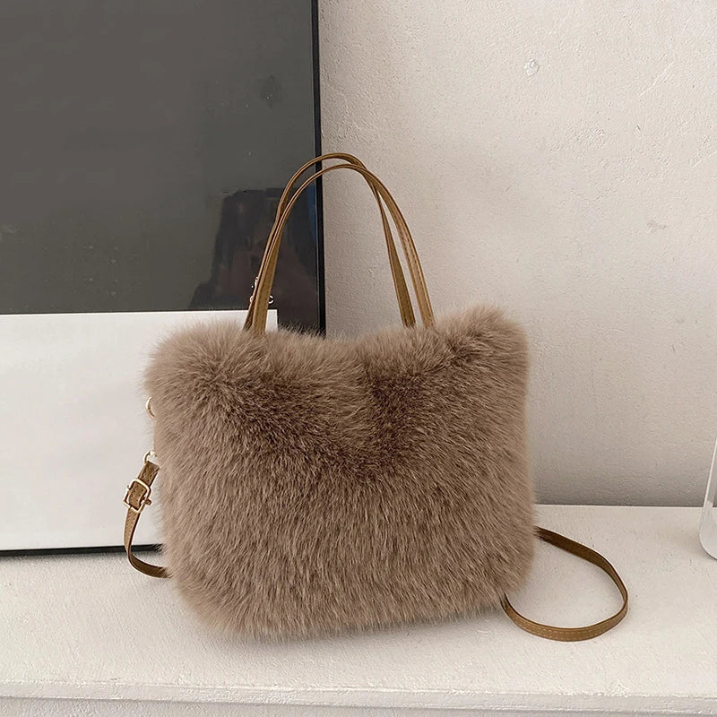 Sac cabas moumoute marron — posé sur meuble