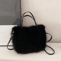 Sac cabas moumoute noir — posé sur meuble
